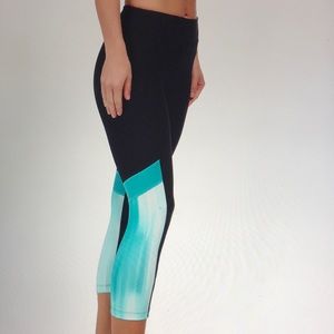 UA HEATGEAR®️NOVELTY CAPRI COMPRESSION TIGHTS